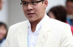 霍启刚个人简介,香港富豪之子，商界精英与慈善家的人生轨迹